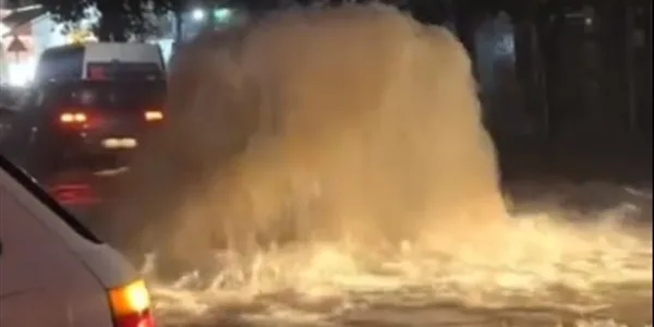 Ο Δήμος Καλλιθέας για τον αγωγό που μετατράπηκε σε «σιντριβάνι»