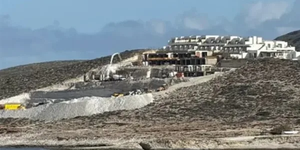 Πως βγαίνουν άδειες δόμησης για ανεξέλεγκτη τουριστική ανάπτυξη στα νησιά