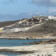 «Πολεοδομικό αλαλούμ», με οικοδομική άδεια ξενοδοχείου στην Μήλο