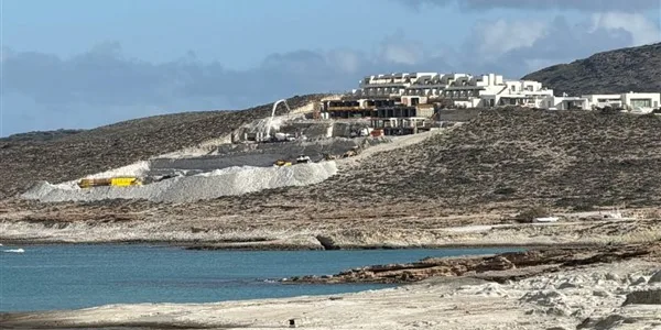 «Πολεοδομικό αλαλούμ», με οικοδομική άδεια ξενοδοχείου στην Μήλο