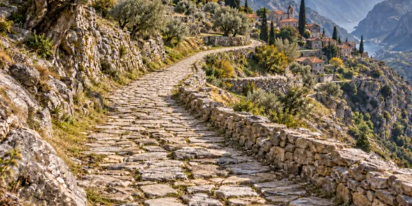 ΤΟΤΕΕ: Τα παραδοσιακά λιθόστρωτα ως «πράσινη υποδομή» του μέλλοντος
