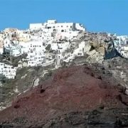 ΥΠΕΝ: όση η νόμιμη είναι και η παράνομη δόμηση στην Καλντέρα Σαντορίνης