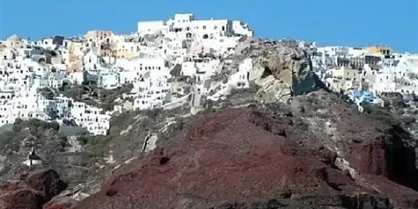 ΥΠΕΝ: όση η νόμιμη είναι και η παράνομη δόμηση στην Καλντέρα Σαντορίνης