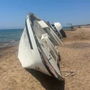 Μετά δυο χρόνια απομακρύνεται σκάφος από ακτή φυσικού κάλλους