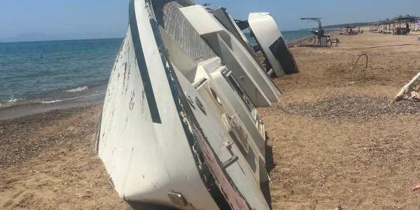 Μετά δυο χρόνια απομακρύνεται σκάφος από ακτή φυσικού κάλλους