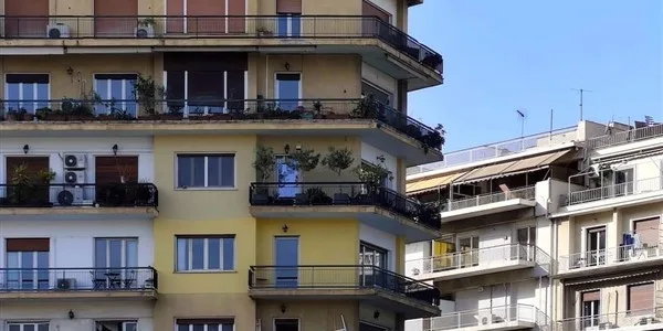 Πολυκατοικίες: τι αλλάζει για συνιδιοκτησία, δόμηση, μεταβιβάσεις, κοινόχρηστα