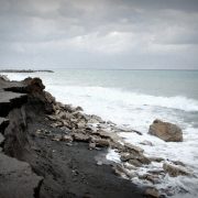 Κατασκευές και ρύπανση «τρώνε» τις ακτές – Συναγερμός για την Αχαία από ΕΛΚΕΘΕ και Πανεπιστήμιο Πατρών