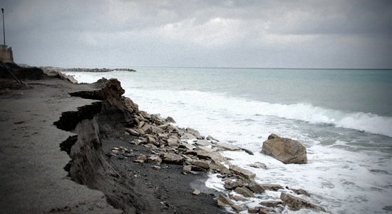 Κατασκευές και ρύπανση «τρώνε» τις ακτές – Συναγερμός για την Αχαία από ΕΛΚΕΘΕ και Πανεπιστήμιο Πατρών