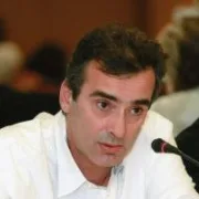 Κατεδαφίζουν το Κτηματολόγιο