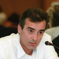 Κατεδαφίζουν το Κτηματολόγιο
