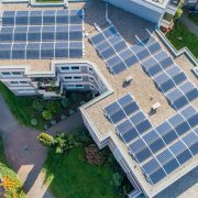 ΥΠΕΝ: φωτοβολταικά στη στέγη δεν μπαίνουν πλέον μόνον στη Γερμανία