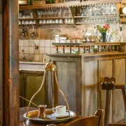 Κομισιόν: στήριξη καφενείων και παντοπωλείων στα ορεινά χωριά