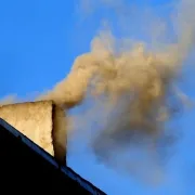 Στο κόκκινο η αιθαλομίχλη από τα τζάκια στην Αθήνα – Σύσταση του υπουργείου Περιβάλλοντος
