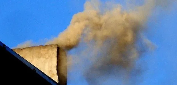 Στο κόκκινο η αιθαλομίχλη από τα τζάκια στην Αθήνα – Σύσταση του υπουργείου Περιβάλλοντος
