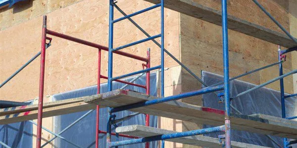 Υποδομών: 1000 ευρώ/τμ για ανακατασκευή και 550 ευρώ/τμ για επισκευή κατοικιών στις πυρόπληκτες περιοχές