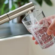 ΕΕ: νέα μέτρα για προστασία πόσιμου νερού από ουσίες PFAS