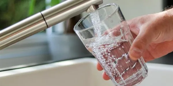 ΕΕ: νέα μέτρα για προστασία πόσιμου νερού από ουσίες PFAS