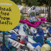 Greenpeace: πως θα εφαρμοστεί η Παγκόσμια Συνθήκη για τα Πλαστικά 