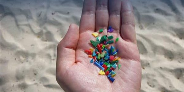 Έρευνα: μικροπλαστικά σε παραλίες, σε όλη την Ελλάδα