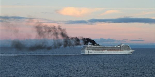 Πειραιάς: στα ύψη η ατμοσφαιρική ρύπανση από τα πλοία