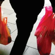 Υπερδιπλασιάζεται από 1ης Ιανουαρίου το τέλος για τις πλαστικές σακούλες