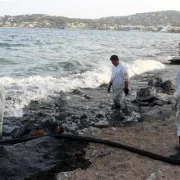 Έπεσε ατέλειωτο … «μαύρο» στο Σαρωνικό- Ανεξέλεγκτη η ρύπανση- Η μάχη απορρύπανσης συνεχίζεται