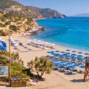 Γαλάζια Σημαία 2026: τα 657 βραβευμένα σημεία με κρυστάλλινα νερά