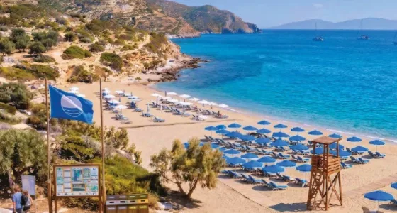 Γαλάζια Σημαία 2026: τα 657 βραβευμένα σημεία με κρυστάλλινα νερά