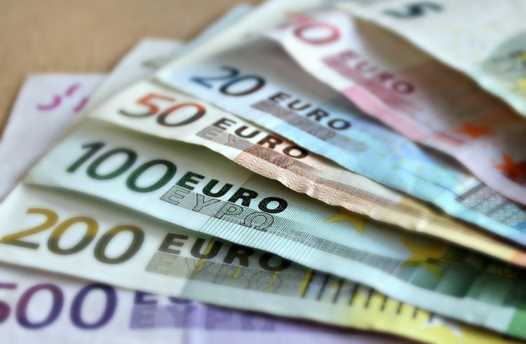 Ελεύθεροι επαγγελματίες: πόσο και για ποιούς μειώνεται ο φόρος